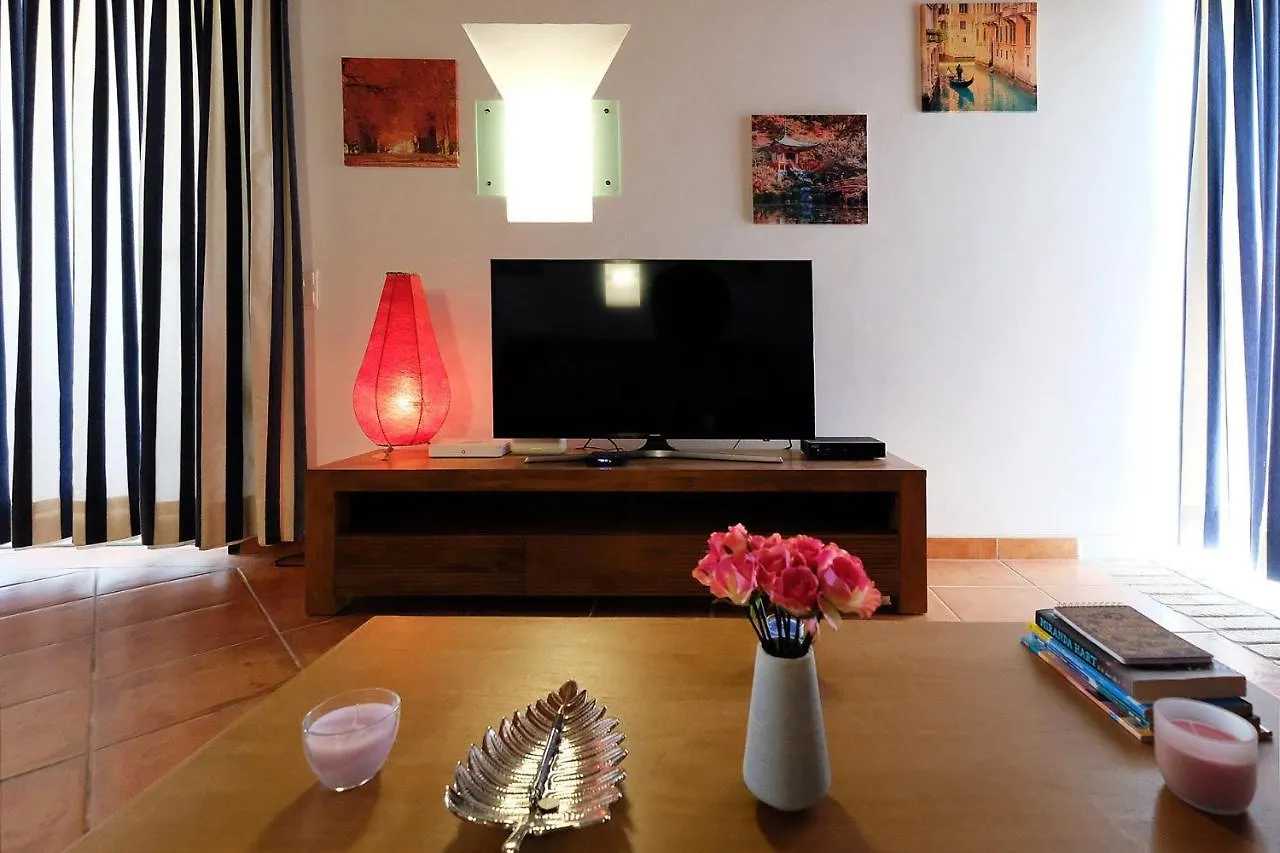 Lotus Villa, אלבופיירה וילה